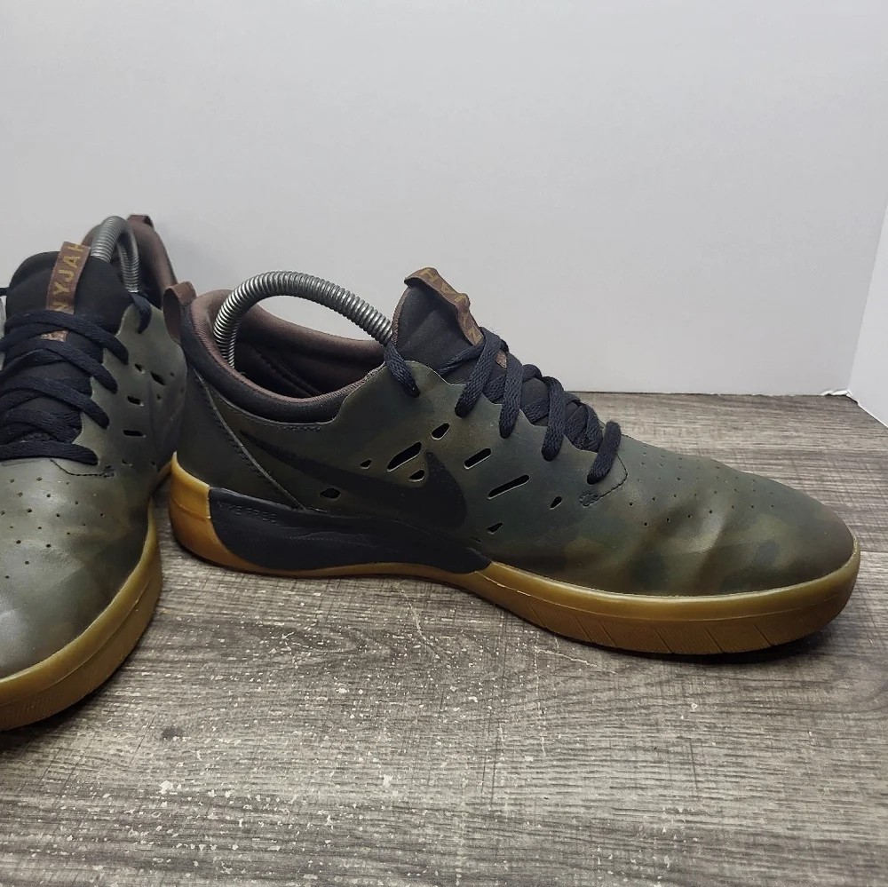 Nike SB Nyjah Free Premium Shoes Sneakers Mens Sz 8.5  Camo Gum Skate Sneakers